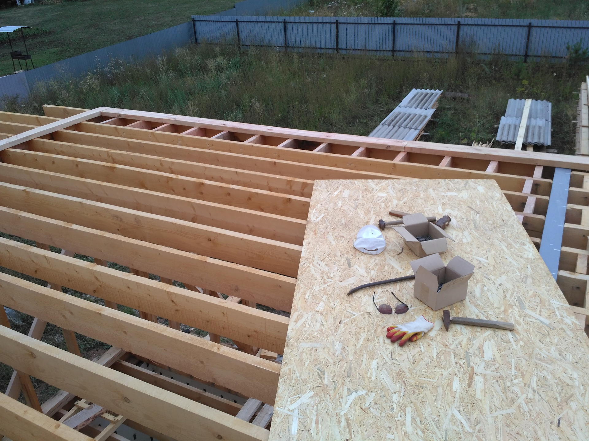 Перекрытие первого этажа. Перекрыли первый этаж. Лаги пола перекрытия. Балки перекрытия из досок 150х50. Лаги первого этажа.