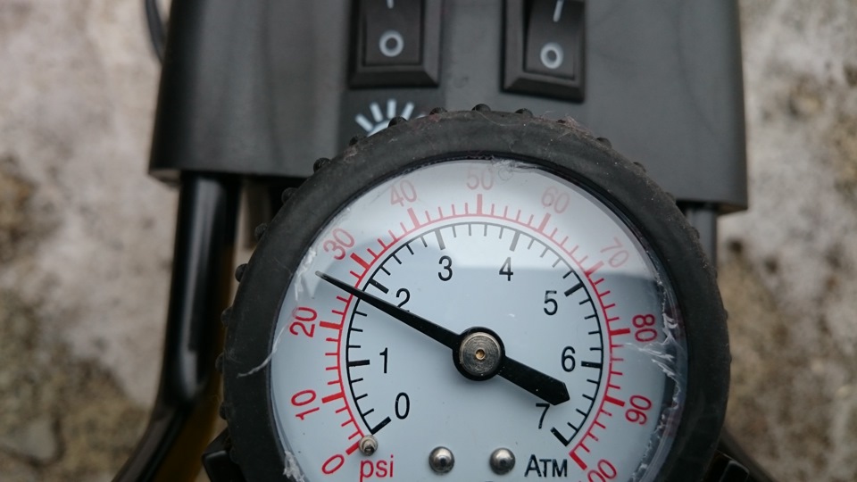 Какое давление в камере ватрушки должно быть. Тюбинг ниппель. Камера для ватрушки. Размер камеры для тюбинга. Давление в тюбинге ватрушке.