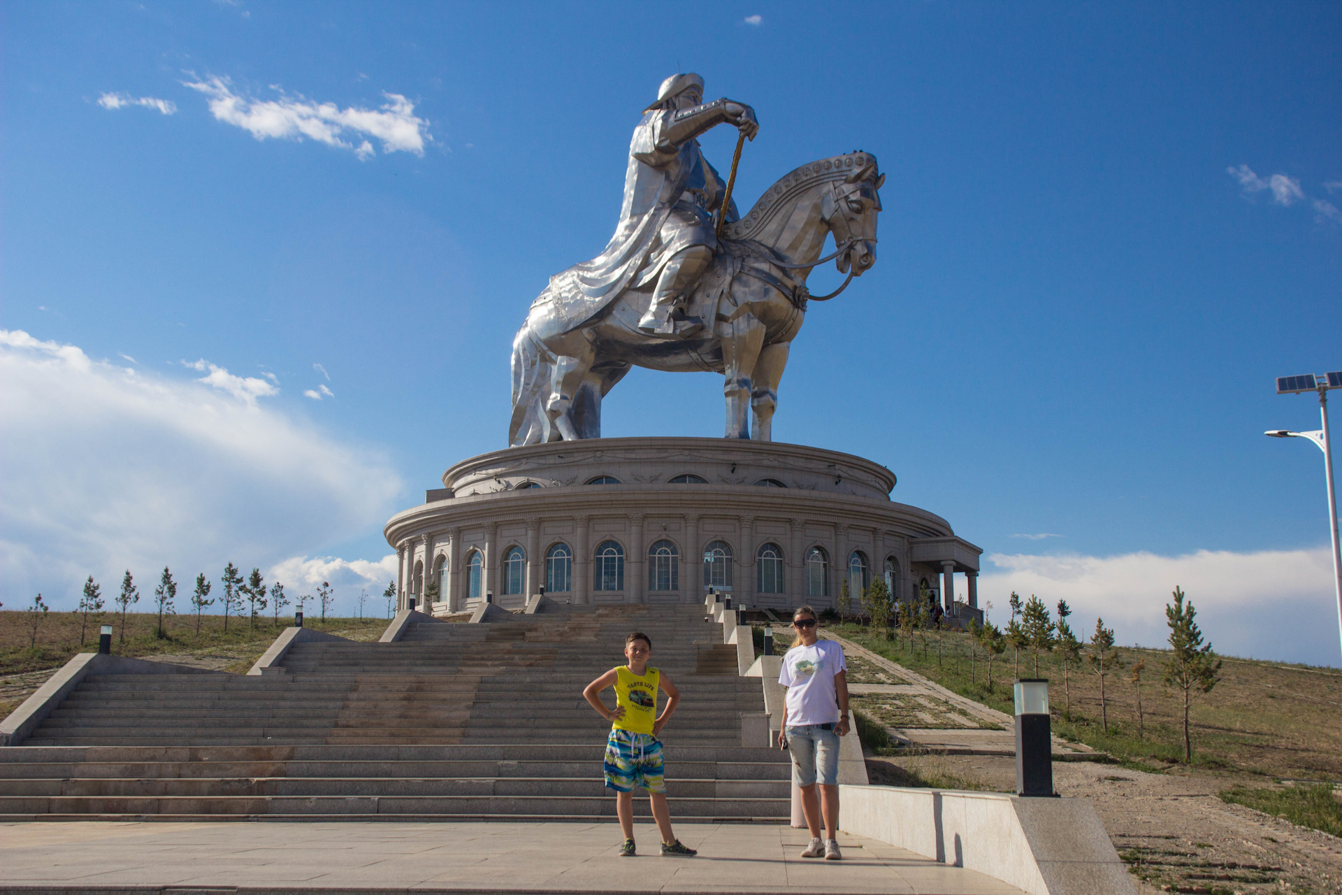 Улан батор памятник. Улан Батор памятник Жукову. Памятник Жукову в Монголии. Монголия город Улан Батор.