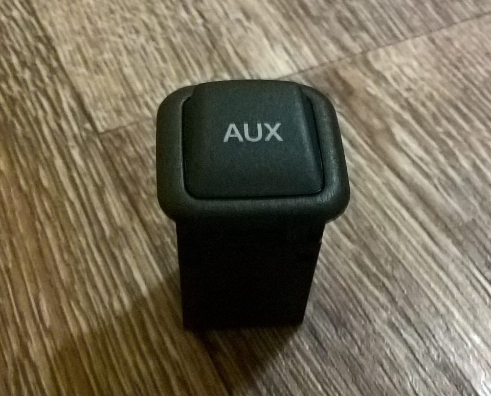 Оригинальный разъем AUX — 8J0 035 475 — Audi Allroad (C5). Запчасти на фото: 8J0035475