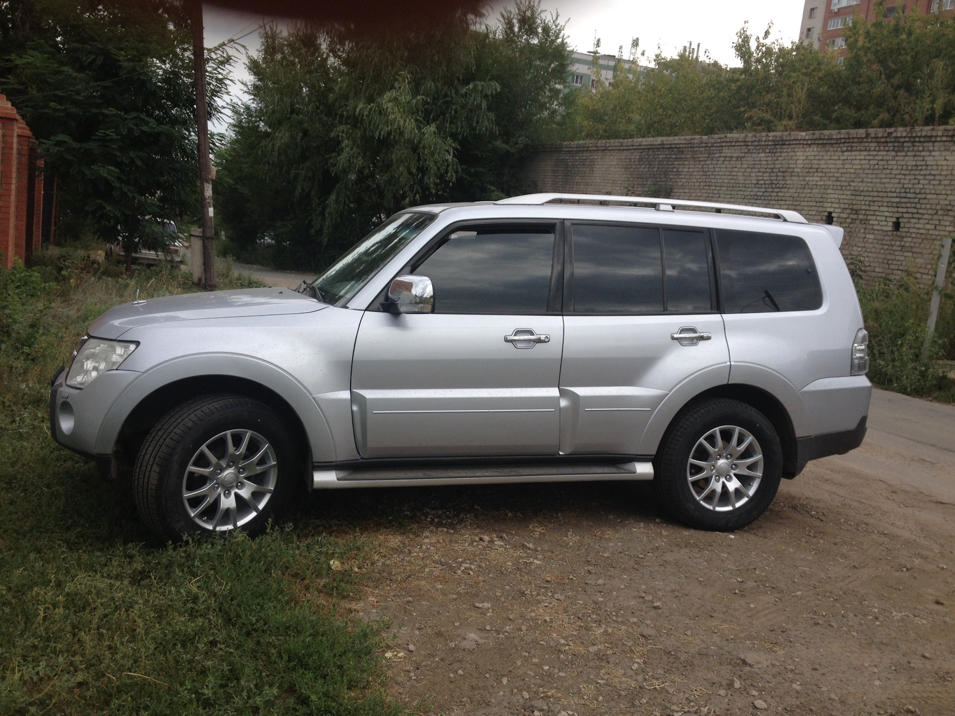 Колеса на паджеро спорт 1. Паджеро 4 грязевая резина. 265/70 r16 на pajero 4. Родные диски паджеро 2. Размер колесных дисков поджеро4.