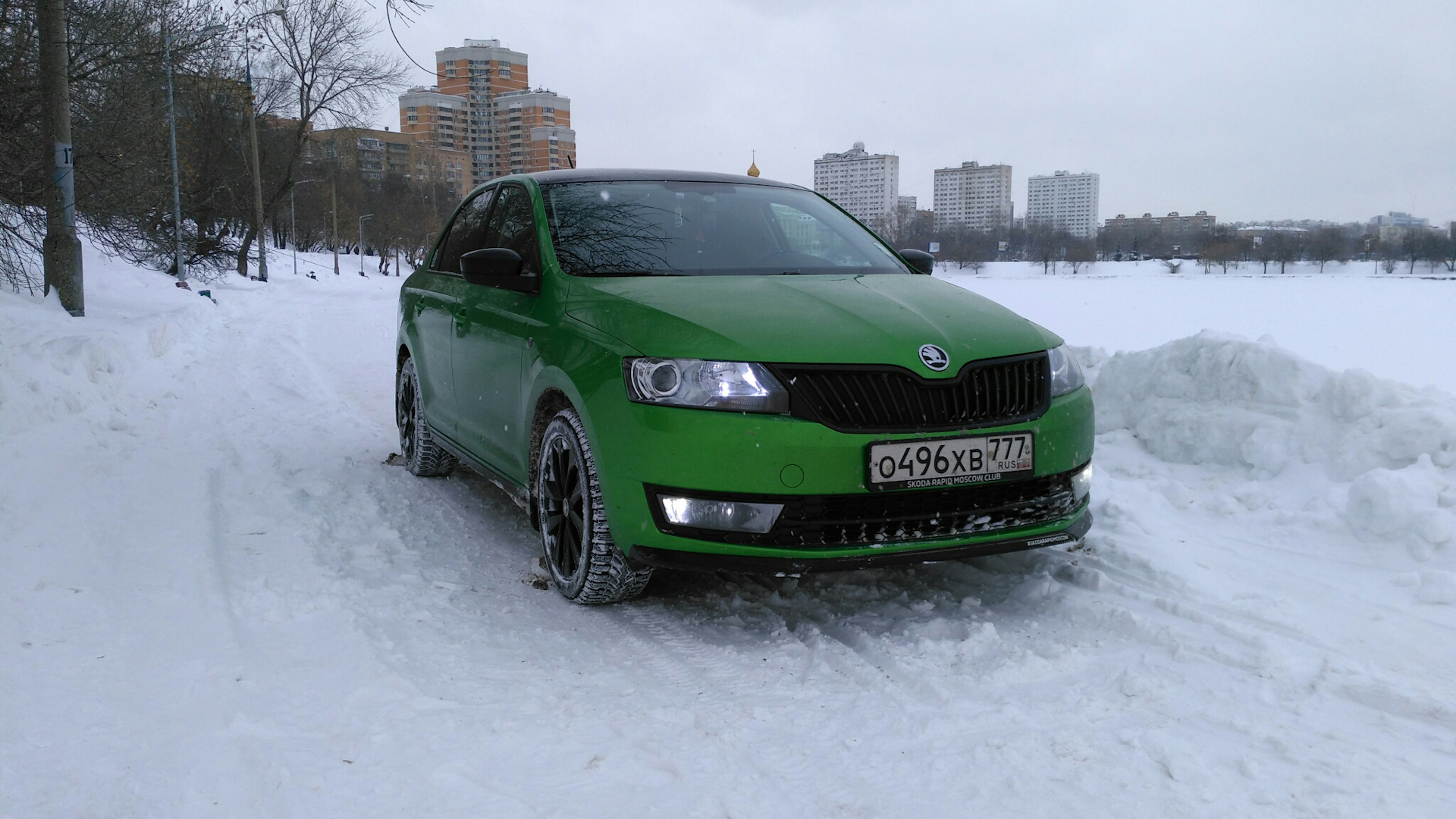 Skoda Rapid зеленая