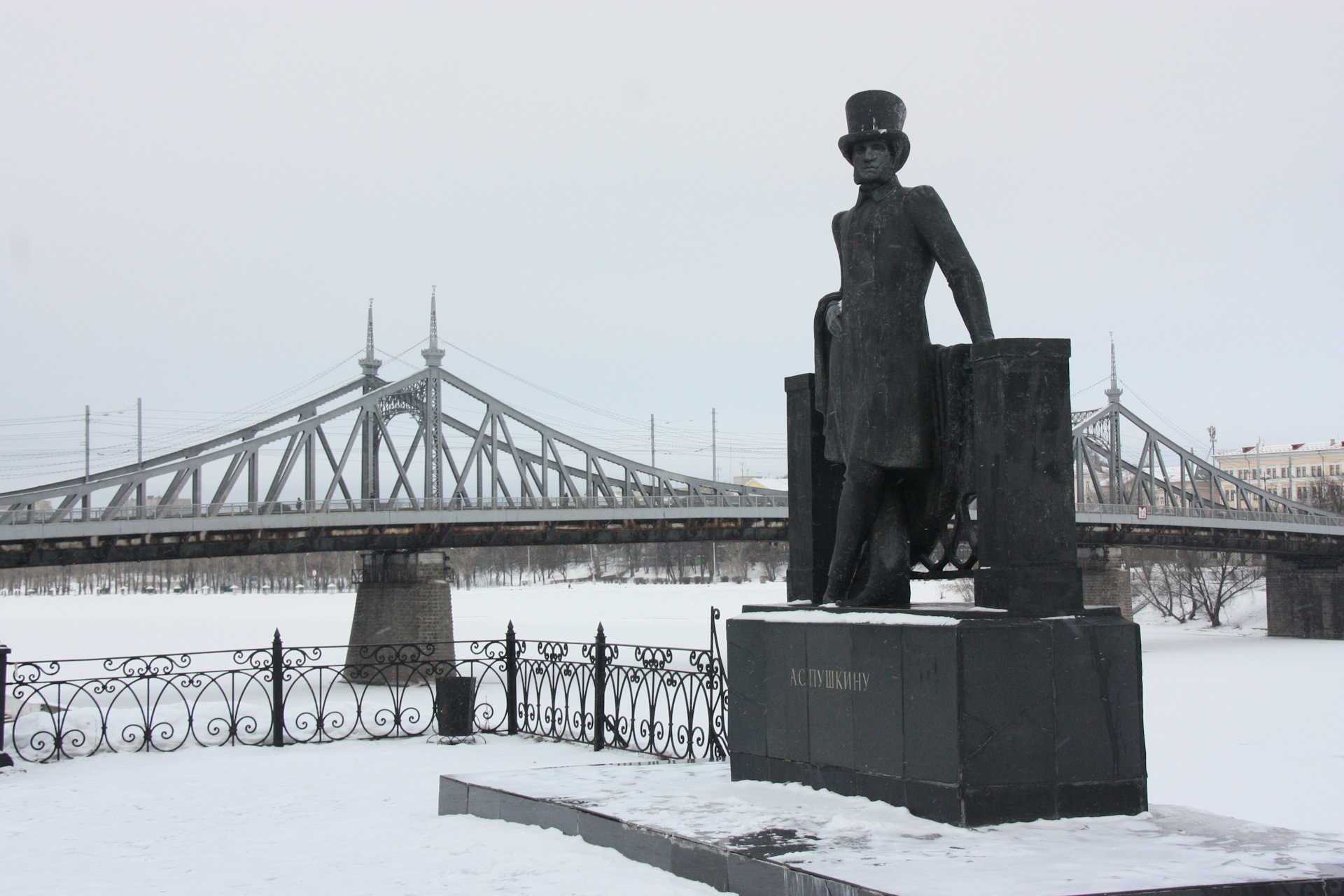 Памятник Пушкину Тверь зима