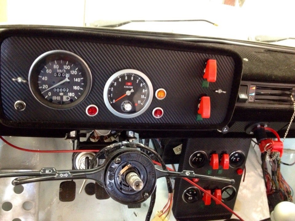Кастомная торпеда на ваз 2105. Комбинация приборов москвич 2140. Приборная панель москвич 2140 кастом. Пересвет панели приборов ваз 2101. Приборная панель ваз 2105 кастом.
