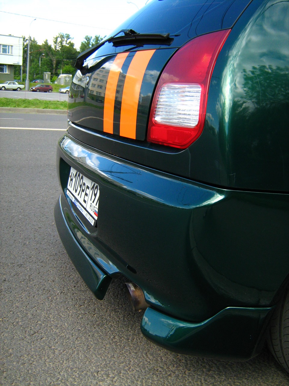 Сбоку — Mitsubishi Colt V