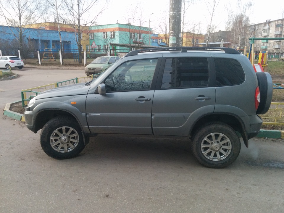 225 70 r16. 225 70 R16 на ниву Шевроле. Нива Шевроле 225 65 r16 et30. Chevrolet Niva 225/70/16.