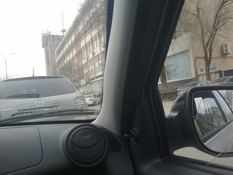 Повело от жары и неудачной конструкции обивку стойки ветрового окна ...