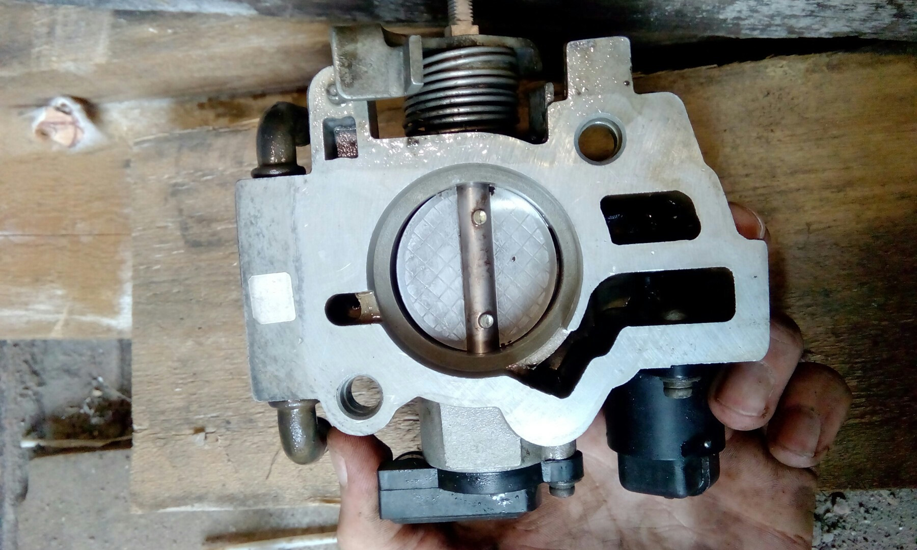 Чистка дросельной заслонки и привет в патрубке воздушного фильтра ...