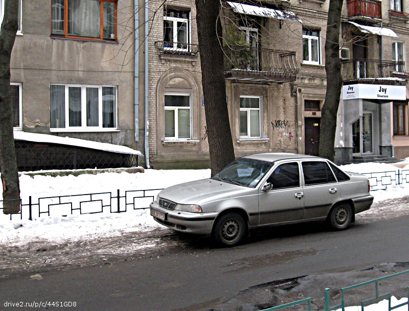 Замена сайлентблоков передних рычагов нексия н150. a2e7281s 960. Замена сайлентблоков передних рычагов нексия н150 фото. Замена сайлентблоков передних рычагов нексия н150-a2e7281s 960. картинка Замена сайлентблоков передних рычагов нексия н150. картинка a2e7281s 960. Эта статья-фотоотчёт, можно сказать, плавно вытекает из материала, ранее опубликованного на сайте. А, именно, из статьи по замене рычага передней подвески на автомобилях Дэу Ланос, Нексия, Сенс и Шевроле Ланос. Так как чаще всего рычаг снимают с автомобиля не для замены на новый, а для замены переднего сайлентблока. А этот самый сайлентблок не так прост, как его напарник – задний сайлентблок (задняя подушка рычага). Те автолюбители, которые уже имели счастье своими руками монтировать передний сайлентблок, думаю, согласятся со мной, если я скажу, что эта работа может отнять порядочное количество нервов. Так как из-за особой формы сайлентблока прессовать его в проушину довольно сложно. И чтобы работа прошла гладко и успешно, необходимо серьёзно подготовиться! А именно: выбрать качественный сайлентблок, подготовить инструмент и приспособления для работы, запастись терпением и … И, конечно же, внимательно, и полностью ознакомиться с моим фотоотчётом по замене переднего сайлентблока рычага передней подвески автомобилей Daewoo Lanos (Дэу Ланос), Daewoo Nexia (Дэу Нексия), Chevrolet Lanos (Шевроле Ланос), Daewoo Sens (Дэу Сенс) 😉