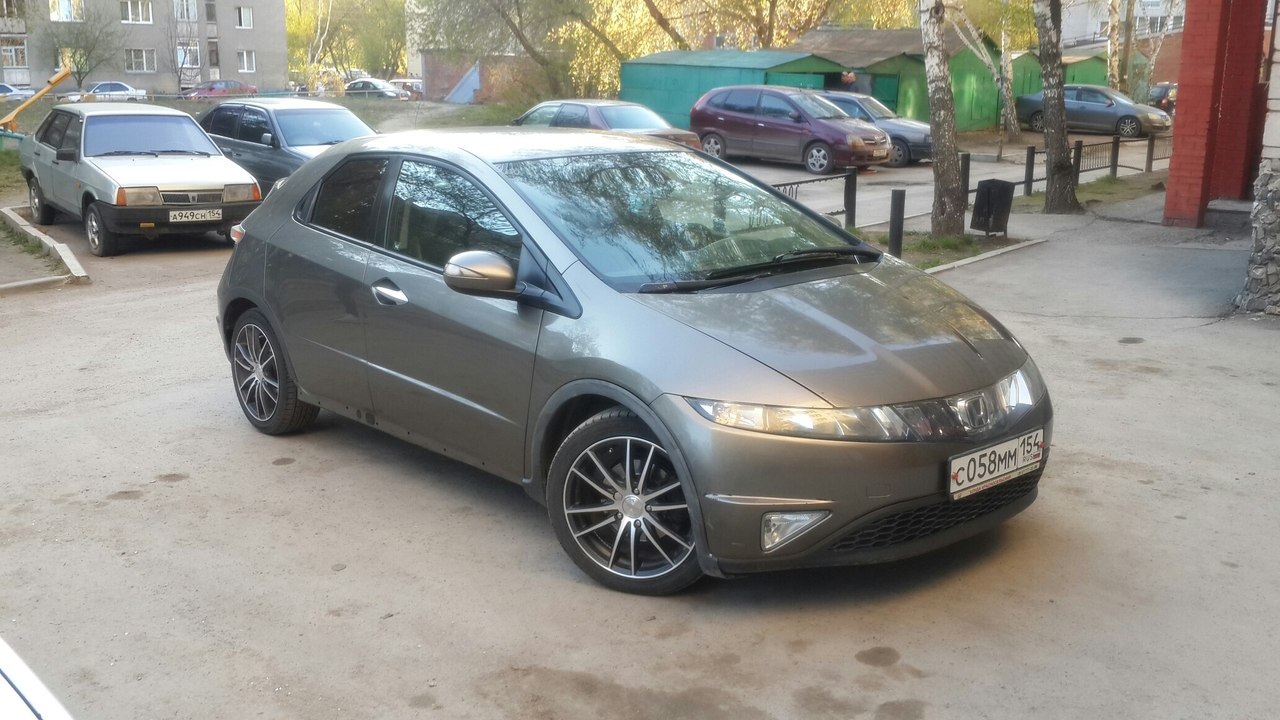 Пороги хонда цивик 5д. Порог Honda Civic 5d. Порог Honda Civic 5d 2008. Накладки на пороги Honda Civic 5d. Хонда Цивик 5 д пластиковые пороги.