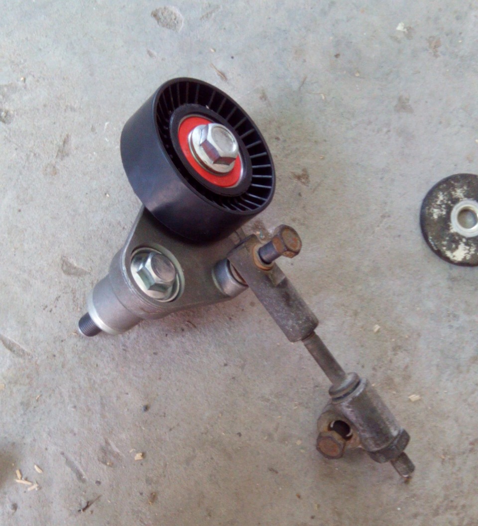 Натяжитель ремня генератора калина 2 8 клапанная. Натяжитель ремня генератора калина 16 клапанов. Натяжной ролик на ладу калину. Натяжной ролик на ладу калину. 4.