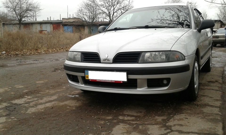 тут фары еще без глазок :) — Mitsubishi Carisma