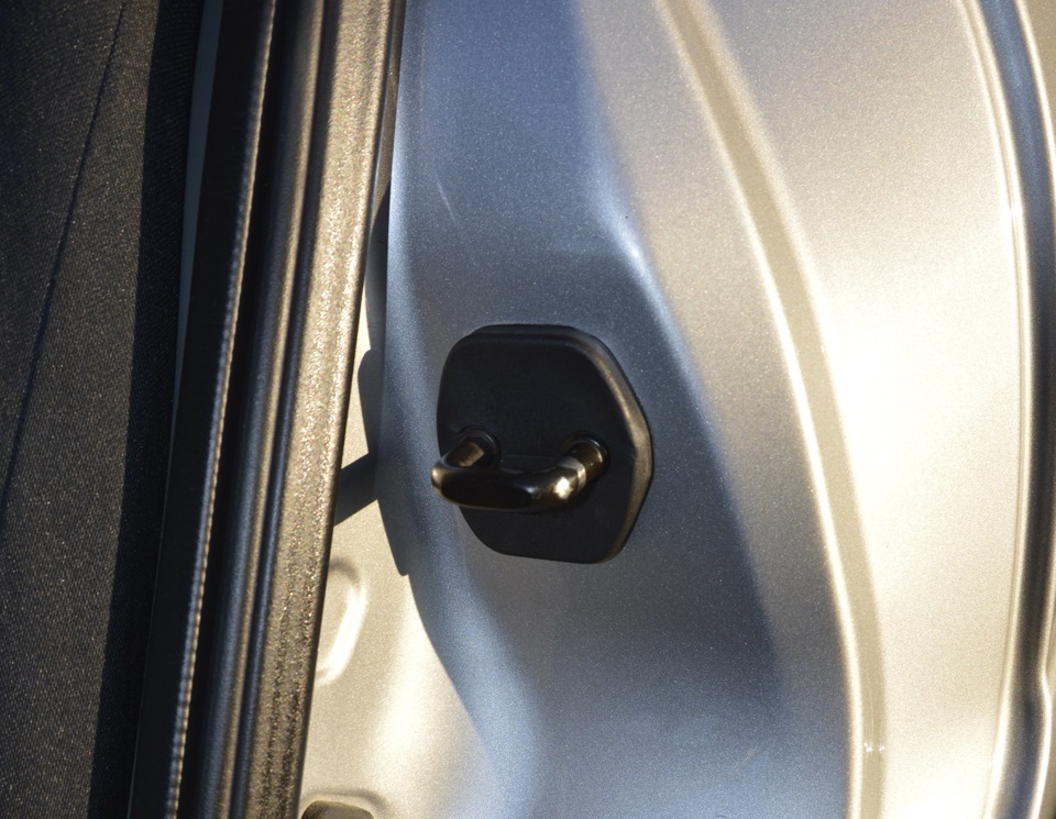 Накладки на дверные петли… — Nissan Almera Classic (B10), 1,6 л, 2008 ...