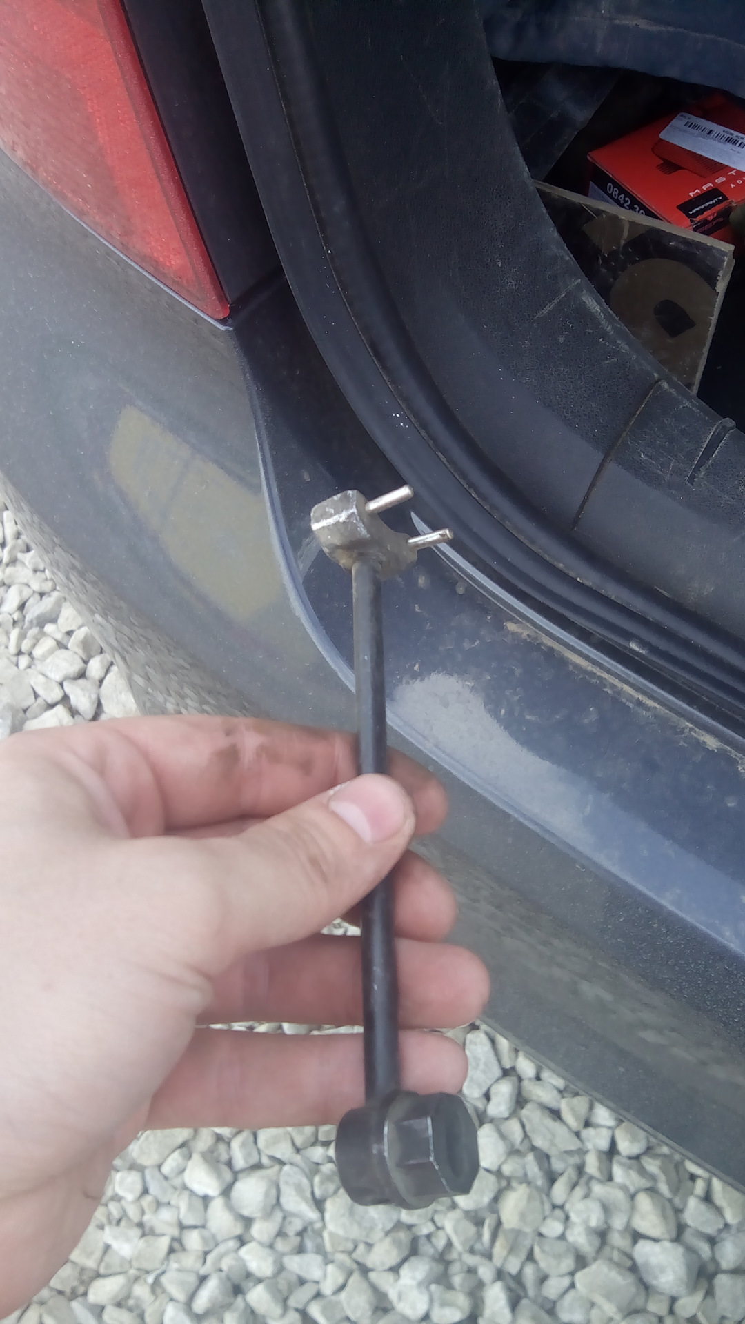 Замена задних тормозных колодок — Ford Focus II Sedan, 1,6 л, 2010 года ...