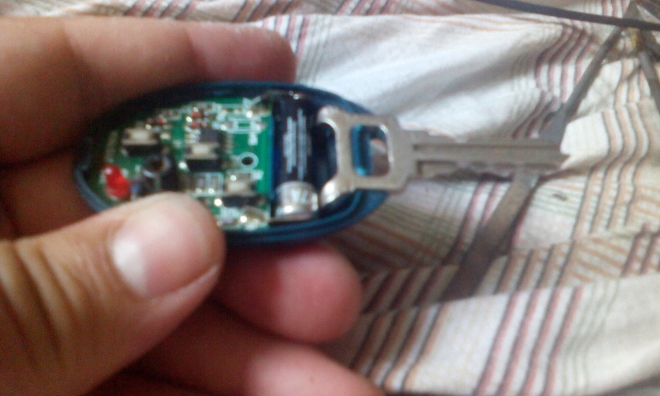 Винт маленький для брелка сигнализации. Выкидной ключ шерхан. Сигнализация hyundai getz брелок. Адаптировать брелок сигнализации. Брелок сигнализации 2008.