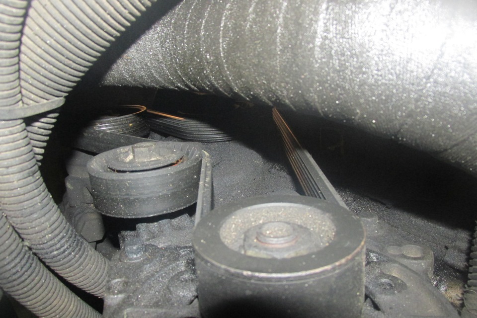 пока морда разобрана решил поменять ручейковый ремень, верхний ...