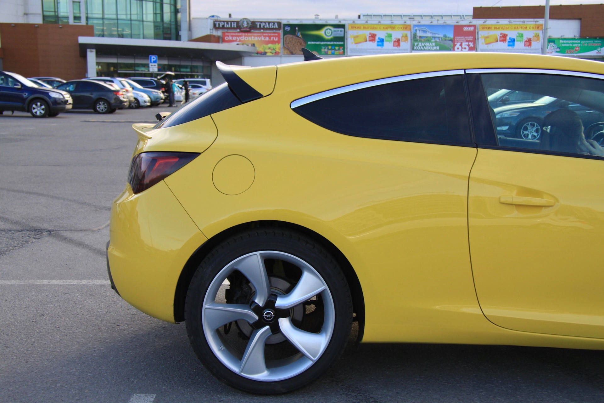 Спойлер переднего бампера Opel Astra GTC 2012