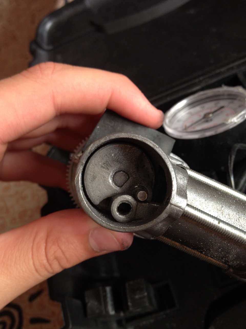 Компрессор на автомобильный двигатель. Сломался автомобильный компрессор. Ремкомплект автомобильного компрессора. Компрессор для подкачки шин v class. Устройство автомобильного компрессора.