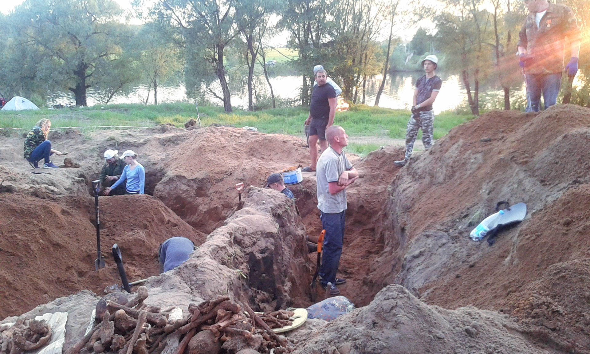 Между двумя реками люди прорыли. Раскопки в Московской области. Раскопки 2 человека копают. Расстрелянная яма раскопки под Рузой.