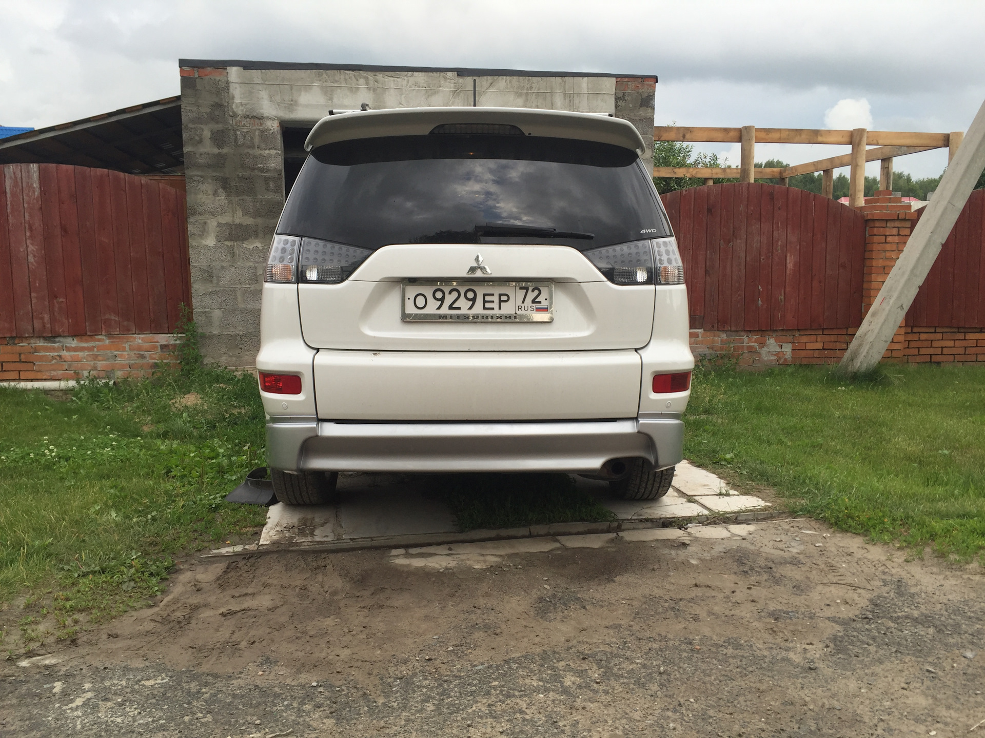 Митсубиси аутлендер хл задний. Outlander XL большой спойлер. Mitsubishi Outlander XL антенна. Заводской фаркоп Mitsubishi Outlander XL 2008 артикул.