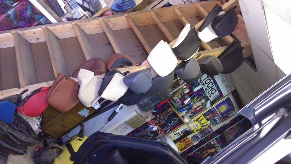 Хорошо что есть знаменитый экокожаный бутик ))) — Ford Focus Hatchback III