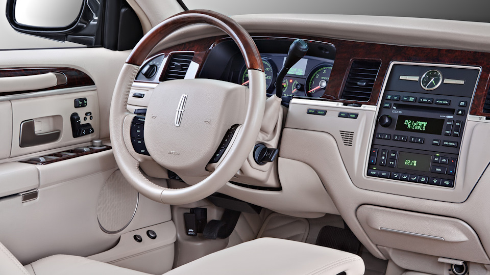Lincoln town car 1992. Смотреть фото Lincoln town car 1992. Смотреть картинку Lincoln town car 1992. Картинка про Lincoln town car 1992. Фото Lincoln town car 1992