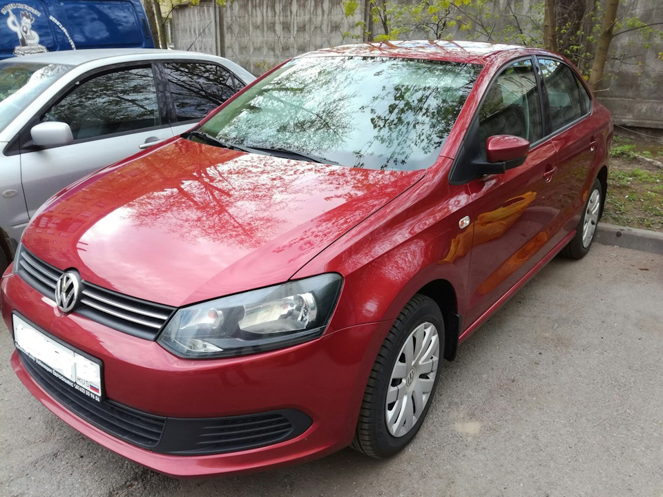 VW Polo sedan 2014 красная