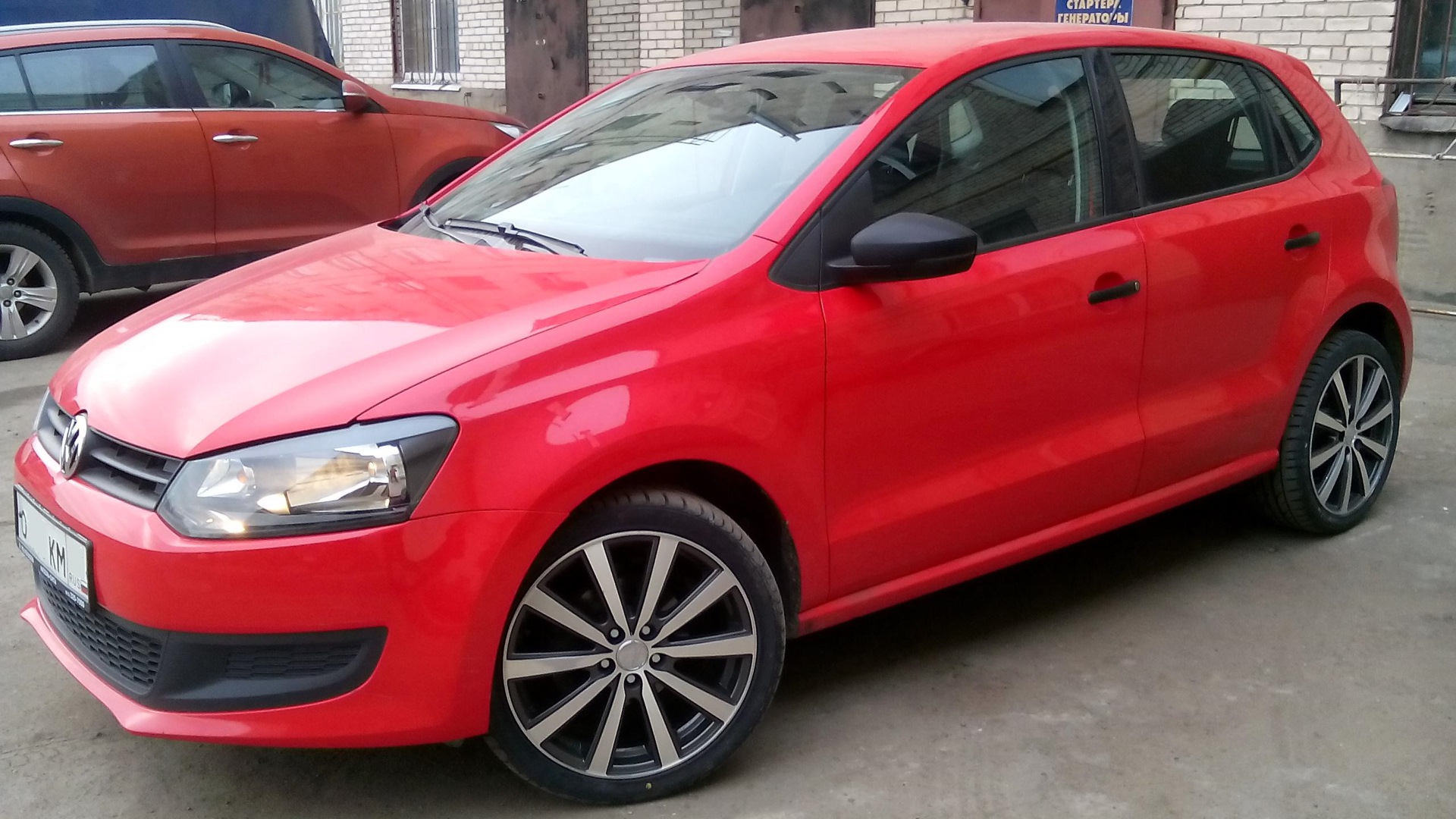 Polo Hatchback красный белые диски ралли