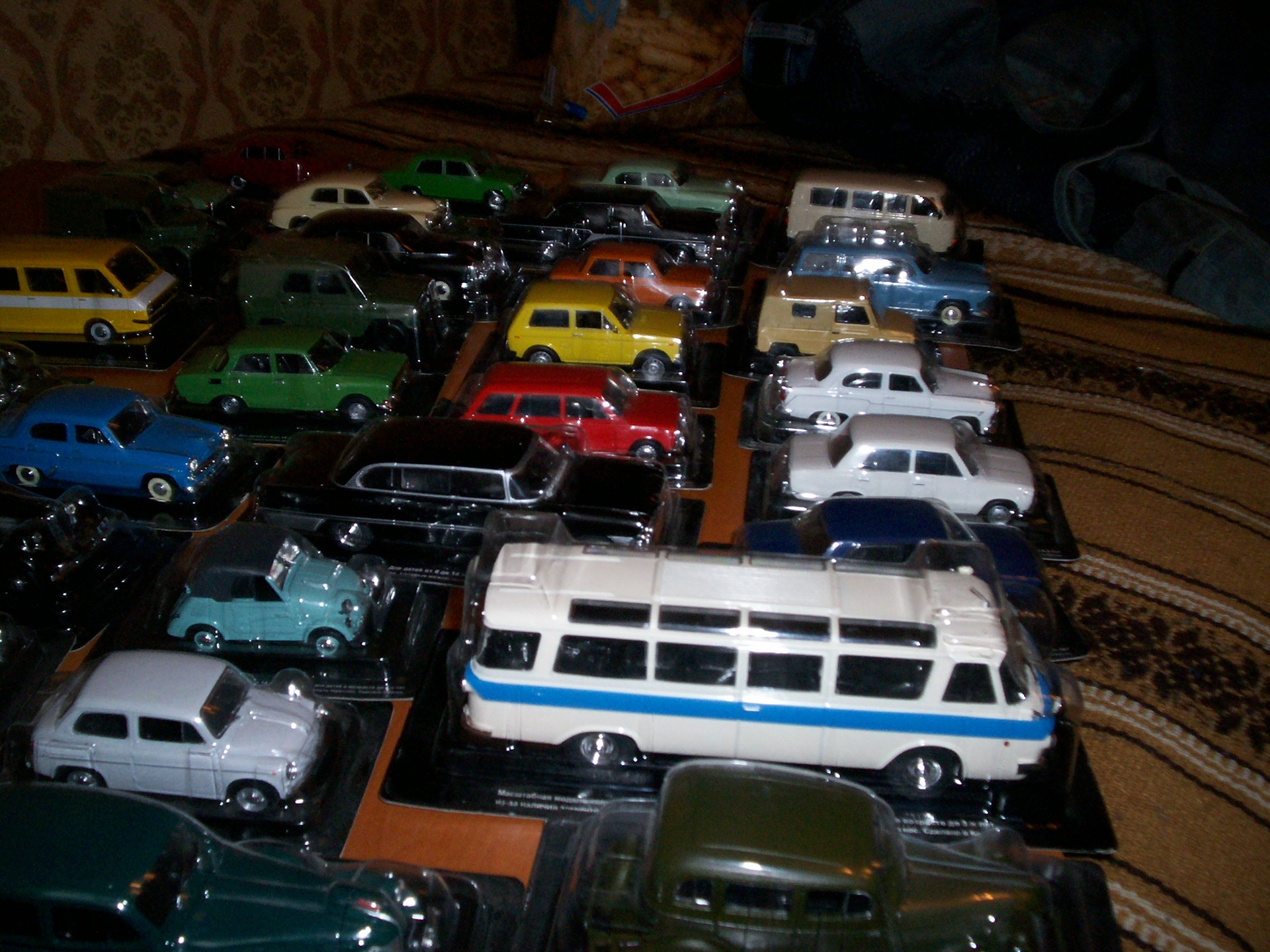 Автопарк купить. Коллекция машинок. Коллекция игрушечных машин. Маленькие коллекционные машинки. Много игрушечных машинок.
