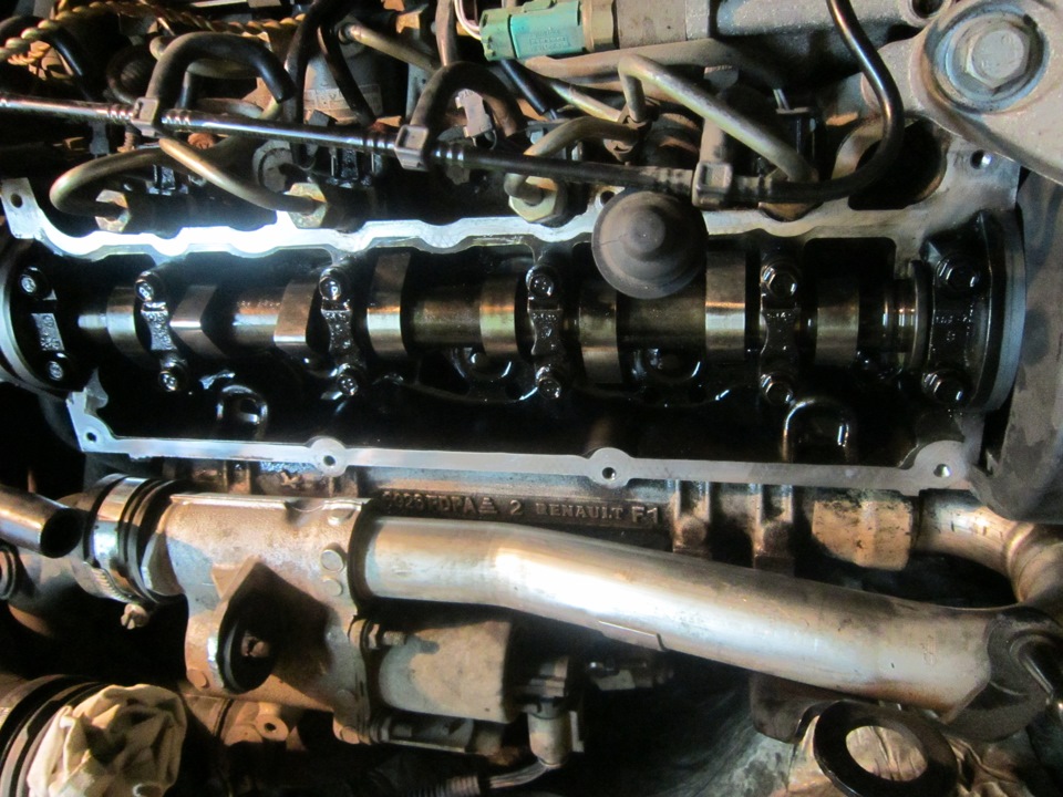 Двигло в масле или замена прокладки крышки клапанов — Renault Kangoo .