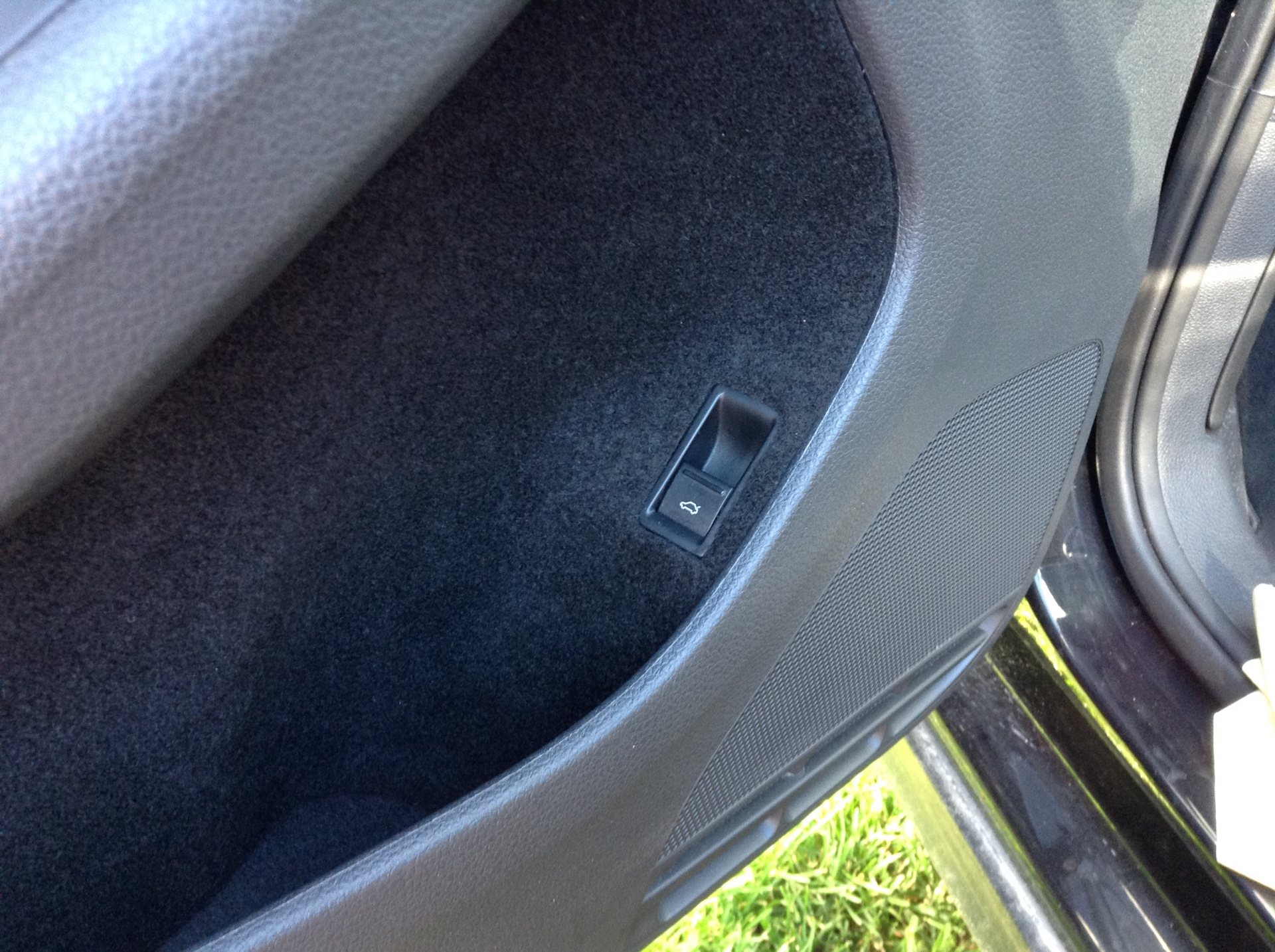 Обшивка шкода рапид. Детали обивки Шкода Рапид. Volkswagen Jetta 2014 перетяжка дверных кар. Обивка дверей Джетта 6 драйв 2. Вставки в двери Джетта 6.