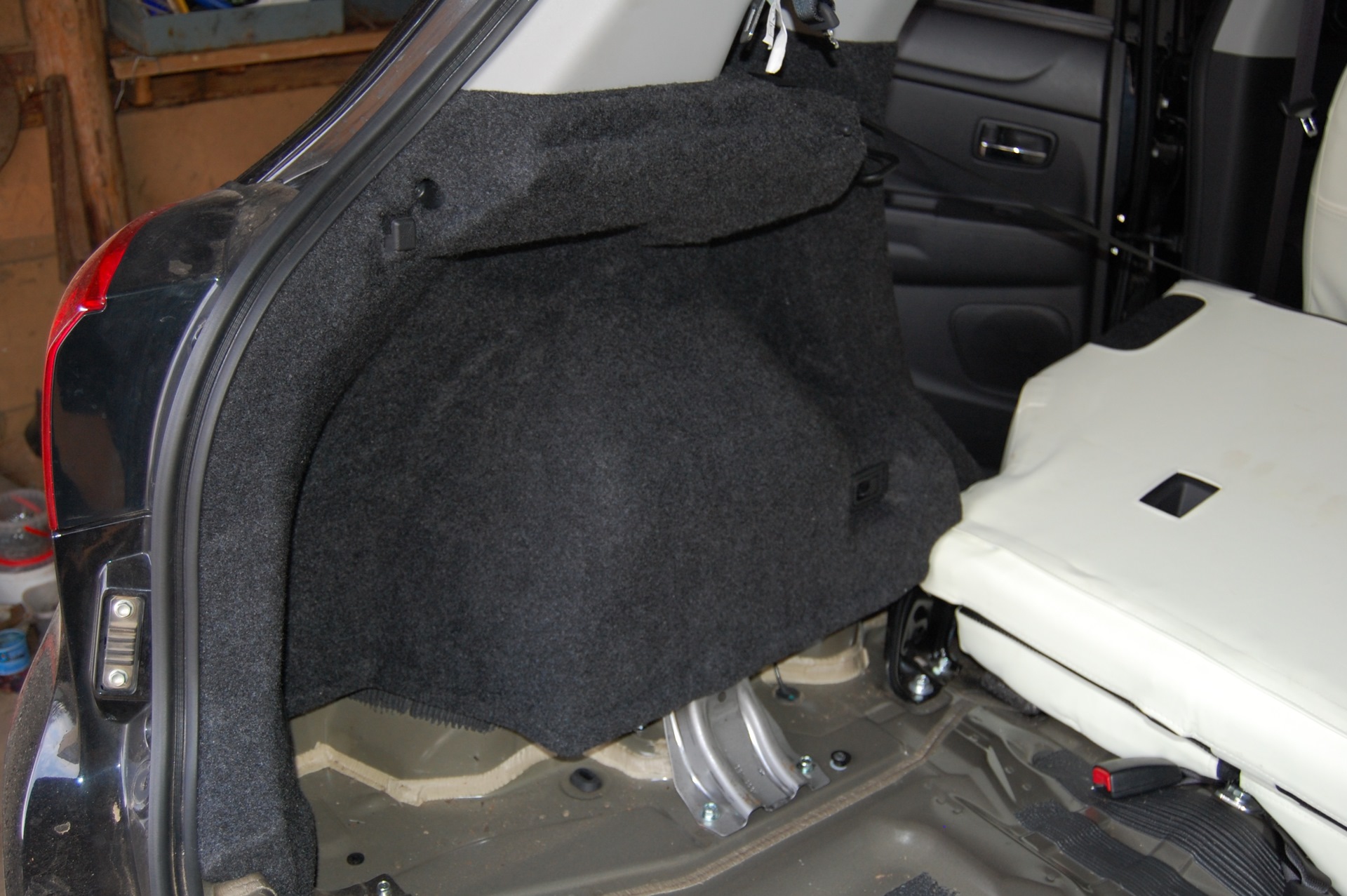 Оклейка багажника карпетом. Обшивка карпетом багажника Mitsubishi Outlander 3. Обшивка карпетом багажника Лансер 10. Отделка багажника карпетом Митсубиси Аутлендер 3. Обклеить багажник карпетом.