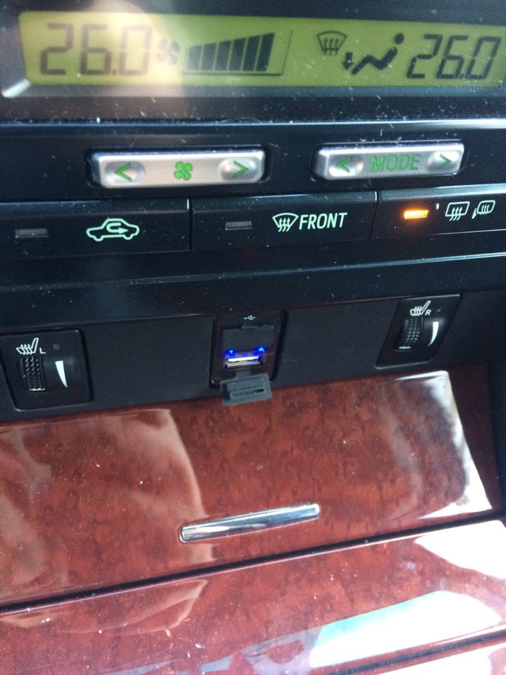 USB-разетка — Toyota Camry (XV50), 2,5 л, 2014 года | аксессуары | DRIVE2