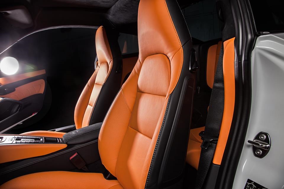 Салоны orange. Porsche 991 Interior. BMW 7 оранжевый салон. Оранжевый салон Мерседес. Сидения с оранжевой кожей.