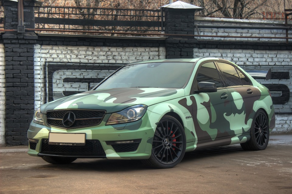 Номер хаки. Mercedes c63 AMG камуфляж. Mercedes c63 хаки. C63 AMG камуфляж. C63 AMG w204 камуфляж.