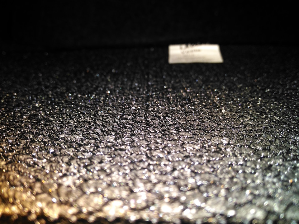 С тыльной стороны по всей площади ковра сетка с крючками, они жёсткие. — Lada Vesta (1G)