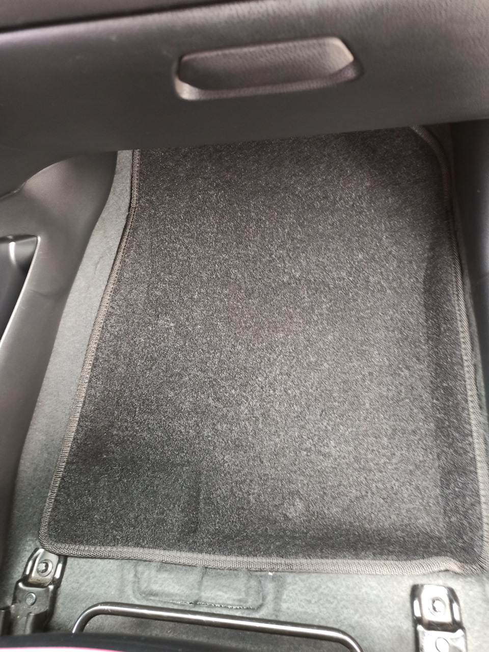Пассажирский коврик — KIA Rio (3G)