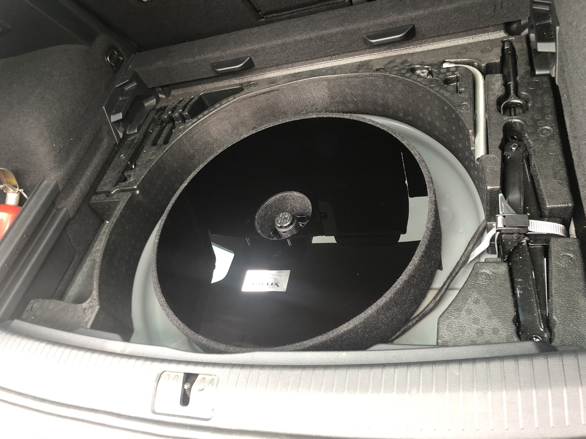 Установка сабвуфера HELIX PnP — Volkswagen Tiguan (2G), 2 л, 2017 года