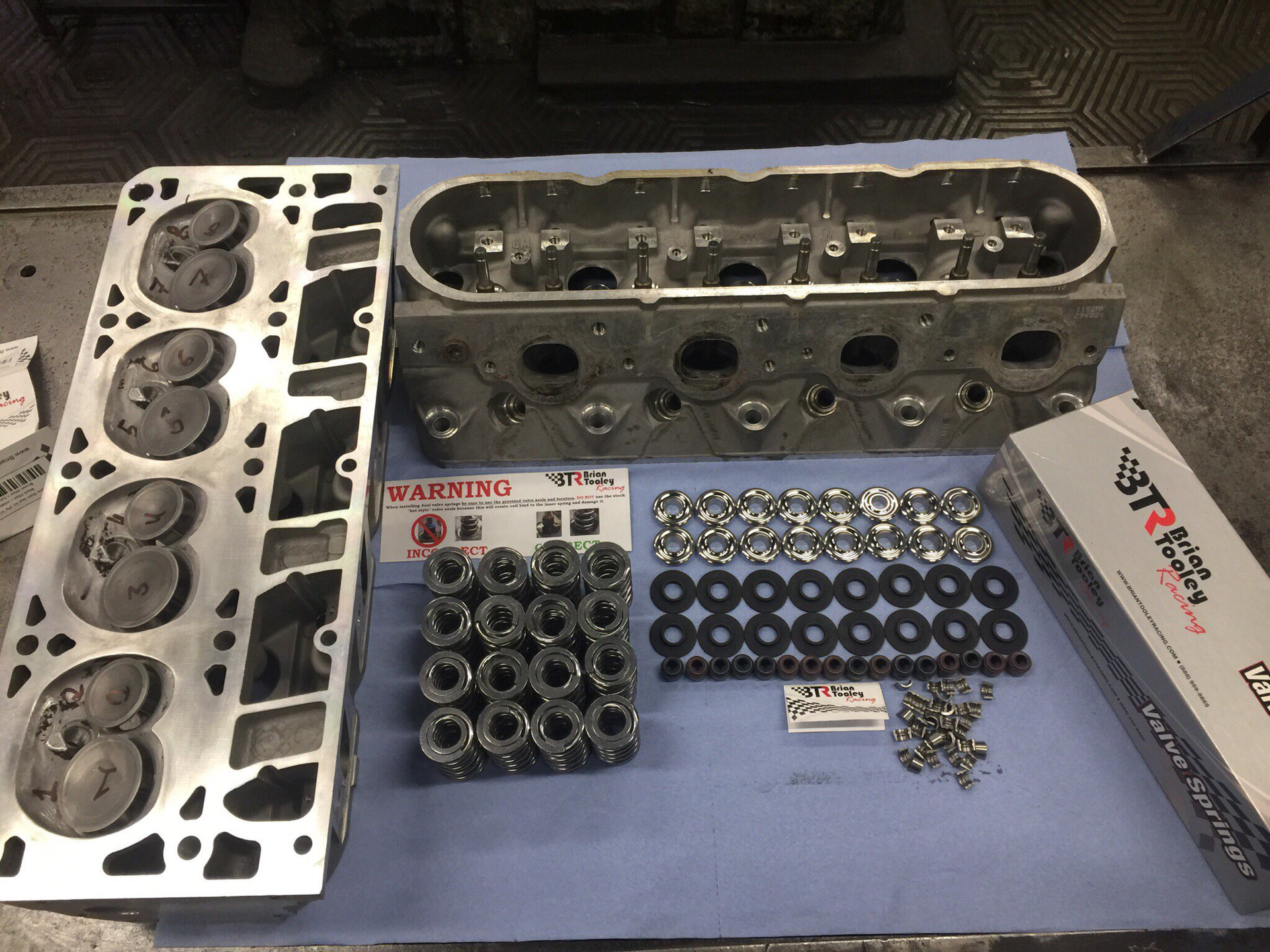 Гбц спорт. ГБЦ на Шевроле Камаро 6.2. Прокладки ГБЦ Шеви Тахо 900. ГБЦ тарелки и толкатели. ГБЦ БТР.