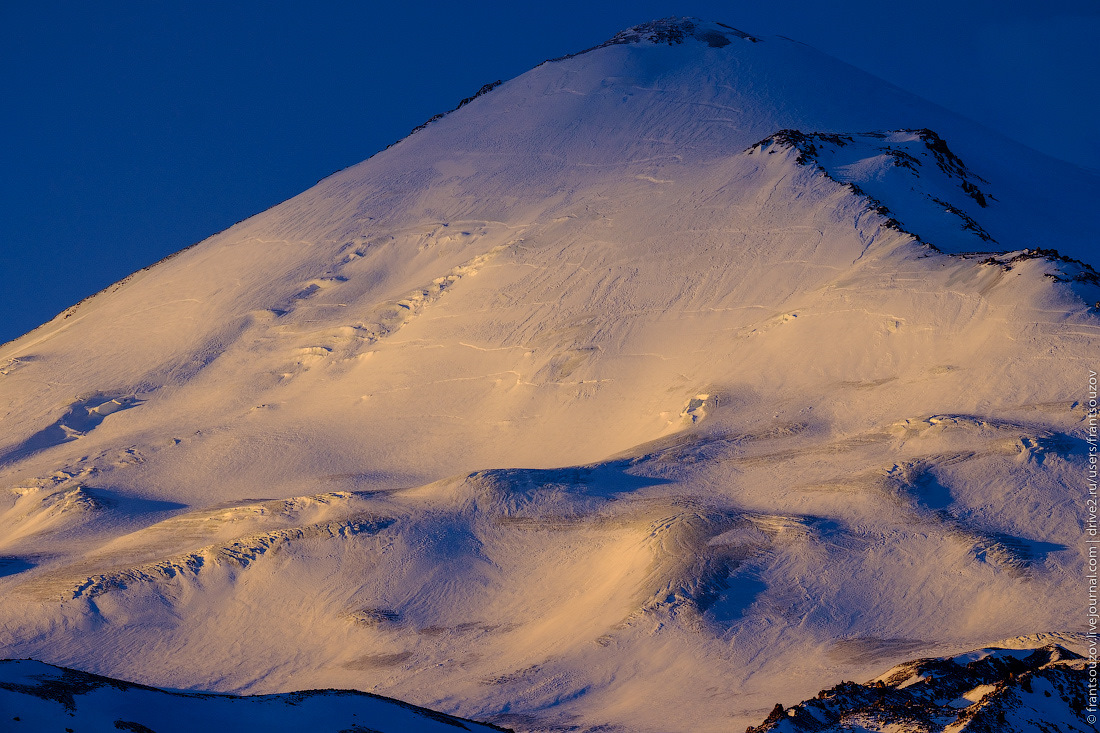 Эльбрус двуглавая вершина. Гора Эльбрус. Эльбрус 5642 метра. Двуглавый Эльбрус. Кавказские горы Эльбрус.