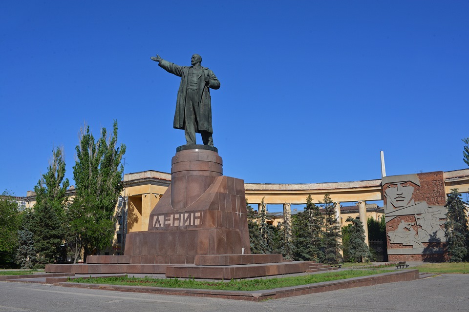 Волгоград площадь. Памятник Ленину на площади Ленина (Волгоград). Ленин Волгоград дом Павлова. Волгоград памятник у дома Павлова. Дом Павлова памятник Ленину.