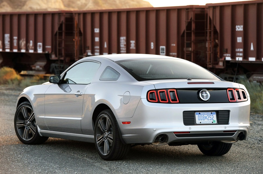 Ford Mustang gt сзади