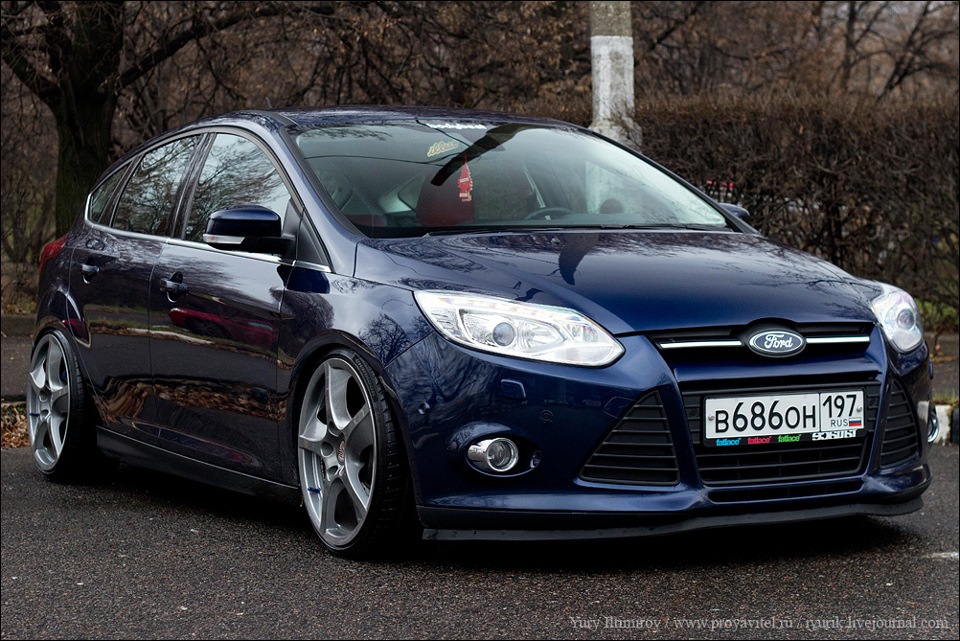 Ford focus st 2012. Форд фокус 2 седан. Форд фокус 3 белый седан на дисках. Форд фокус 3 драйв 2. Тойота на берегу моря.