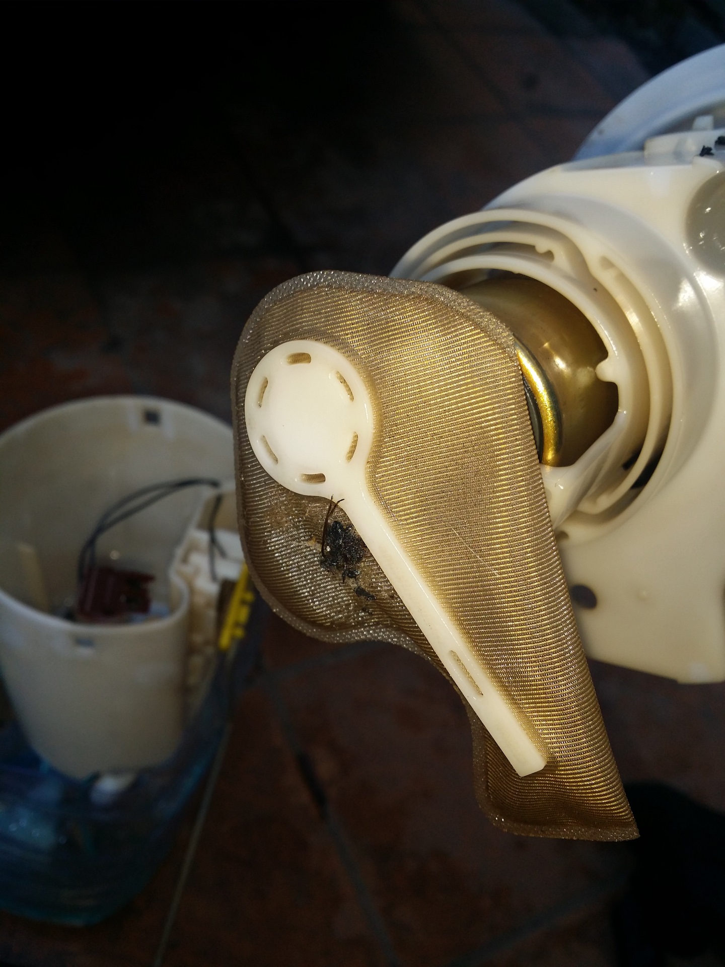 плавают обороты ч2))) разборка бензонасоса — Renault Logan (1G), 1,6 л ...