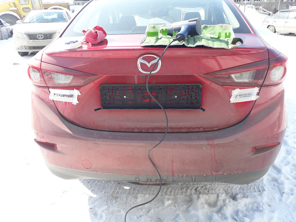 удаление шильдиков + флажок на номер — Mazda 3 (3G) BM, 1,5 л, 2017