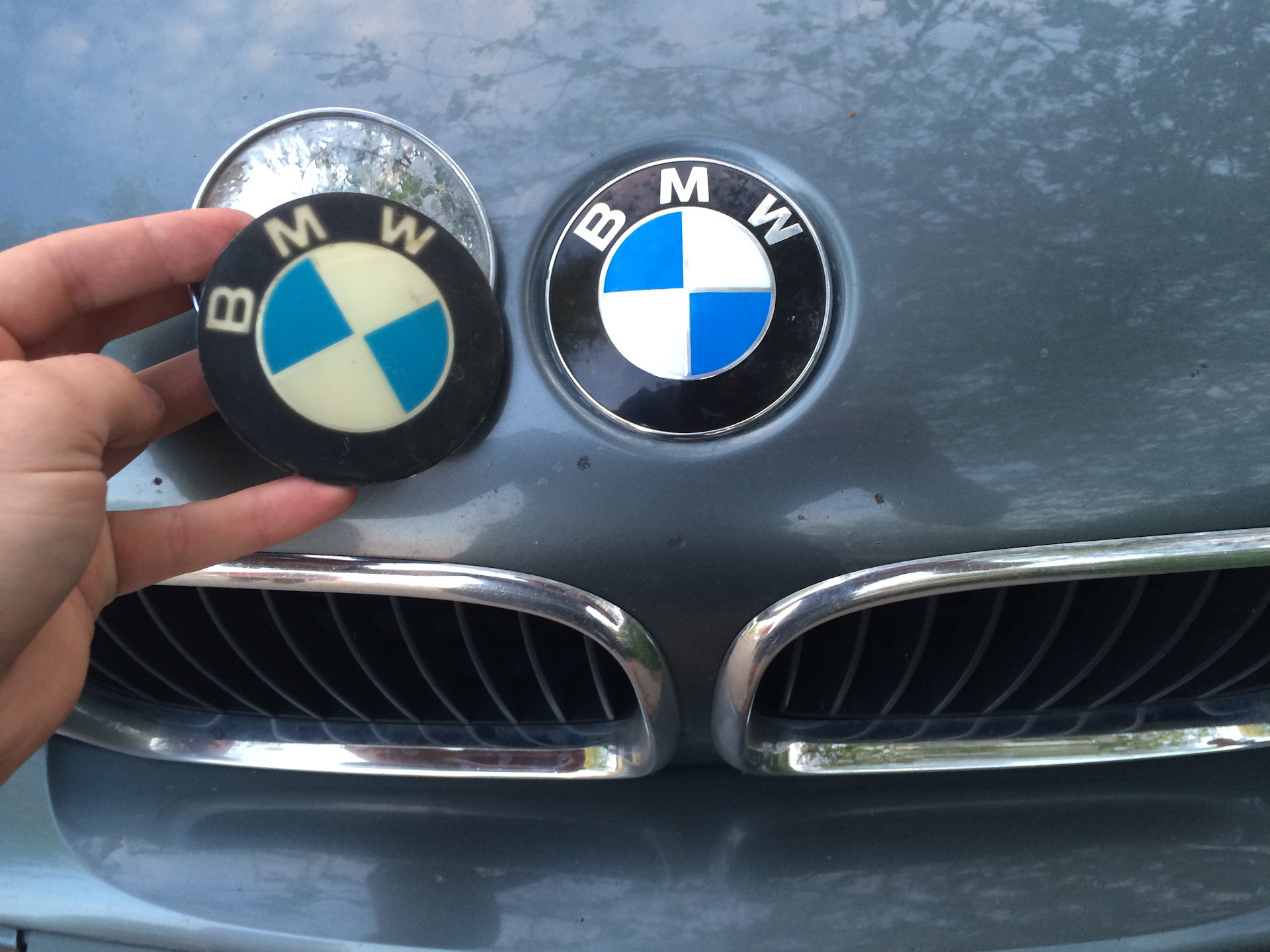 Эмблема багажника бмв e83. Значок бмв на капот. Шильды bmw emblem bmw. Значок bmw предпусковой. Эмблема бмв на капот замена.