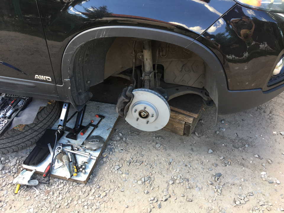 с правой стороны тоже решил поменять тормозной диск! — KIA Sorento (2G)