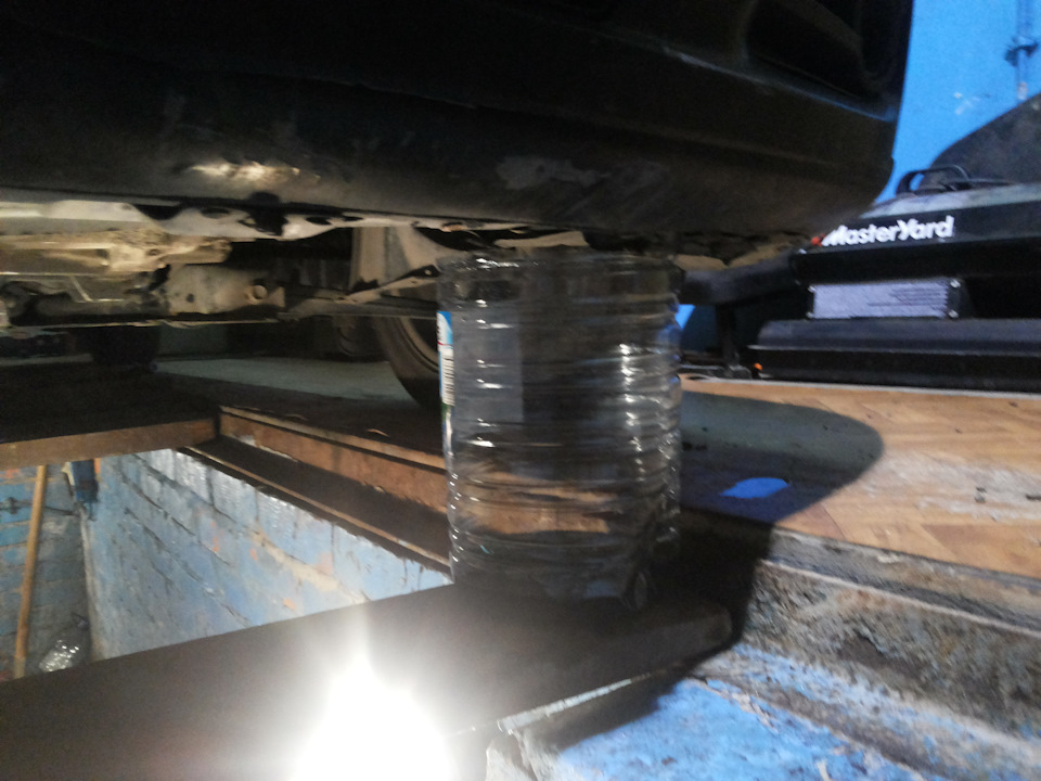 Сливаю ОЖ через кранчик радиатора. — Mazda 5 (2G)