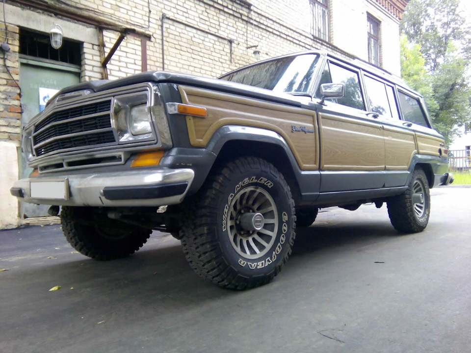 Jeep Grand Wagoneer 2