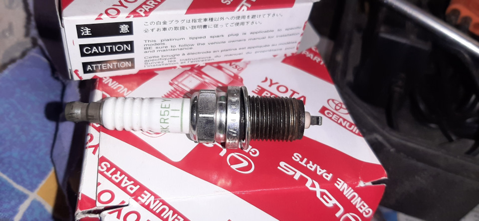 Свечи тойота аурис 2008. 9091901253 toyota свеча зажигания. Тойота аурис замена свечей зажигания. Оригинальные свечи на тойота камри 50 2. Свечи зажигания на тойота королла е150.